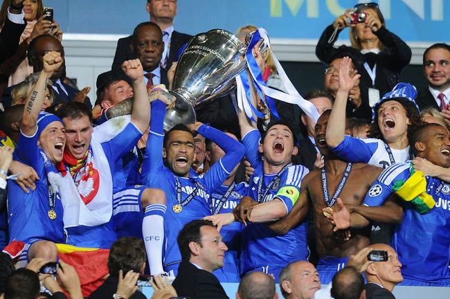 Zawodnicy Chelsea wznoszący Puchar Europy w 2012 roku